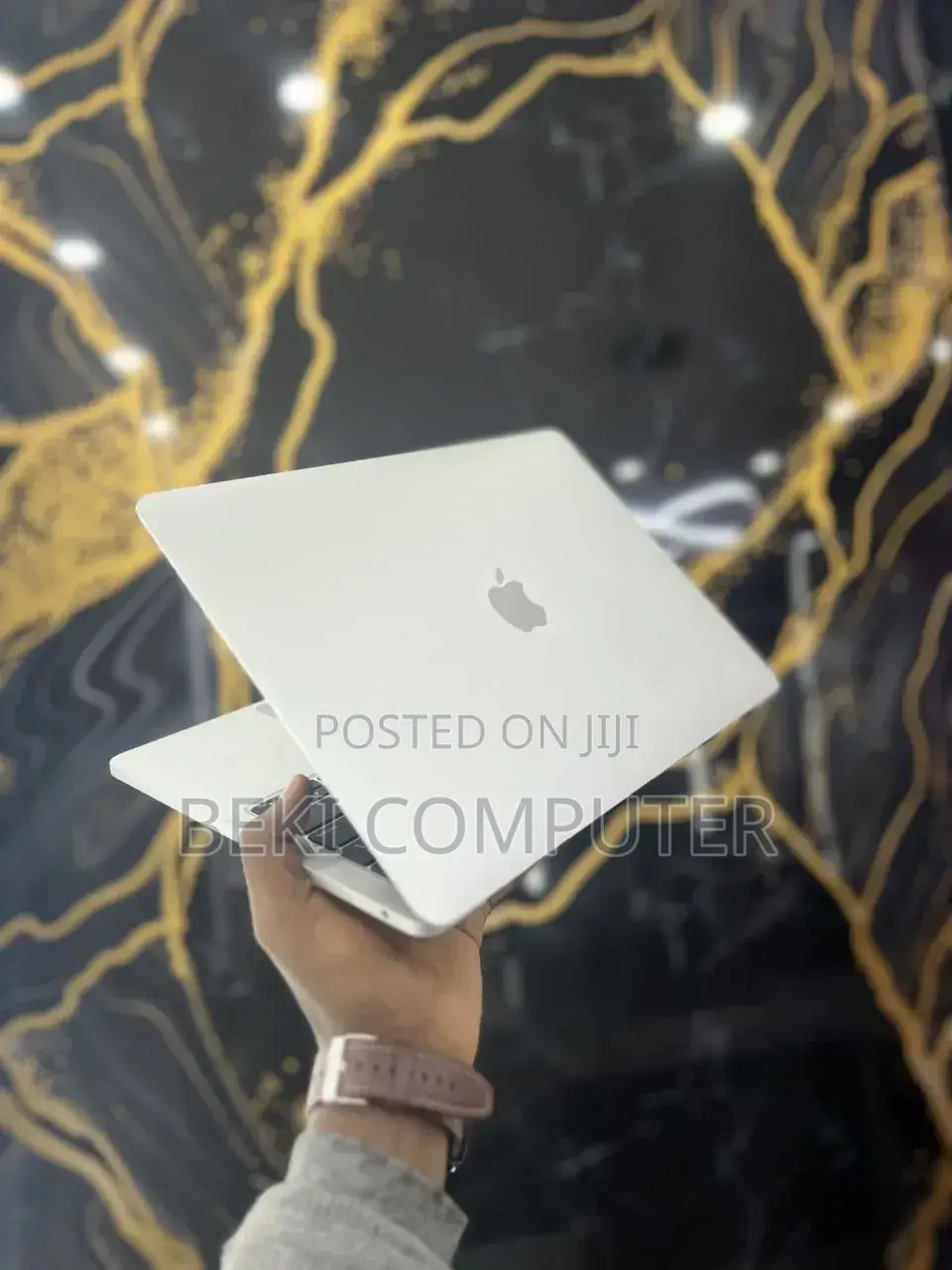 New Laptop Apple MacBook Pro 2022 M2 8GB Apple M2 SSD 512GB