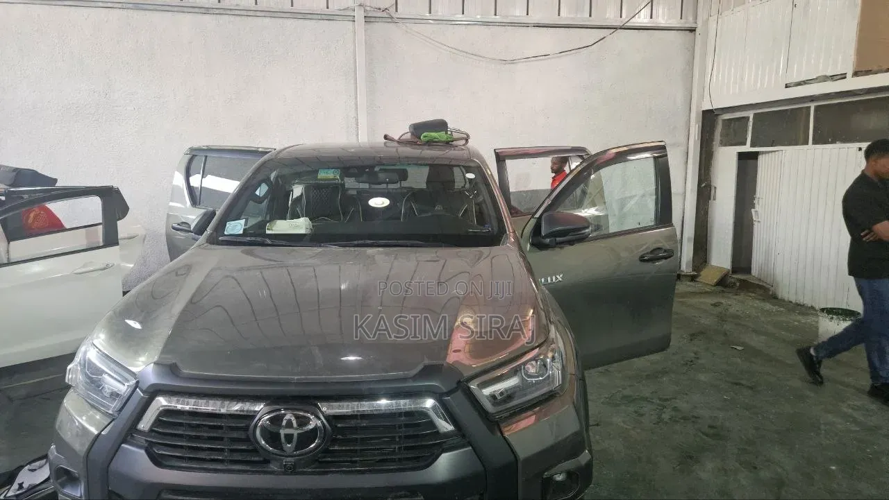 Toyota Hilux 2025 Blue