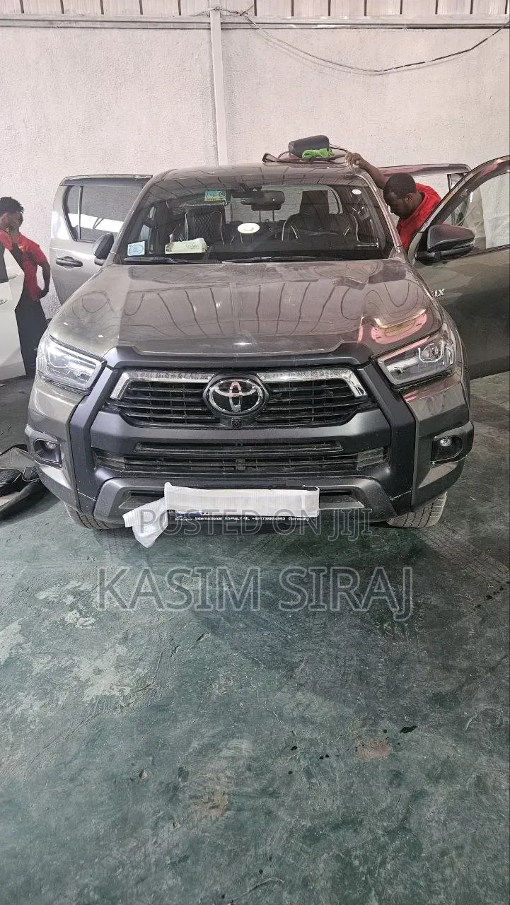 Toyota Hilux 2025 Blue