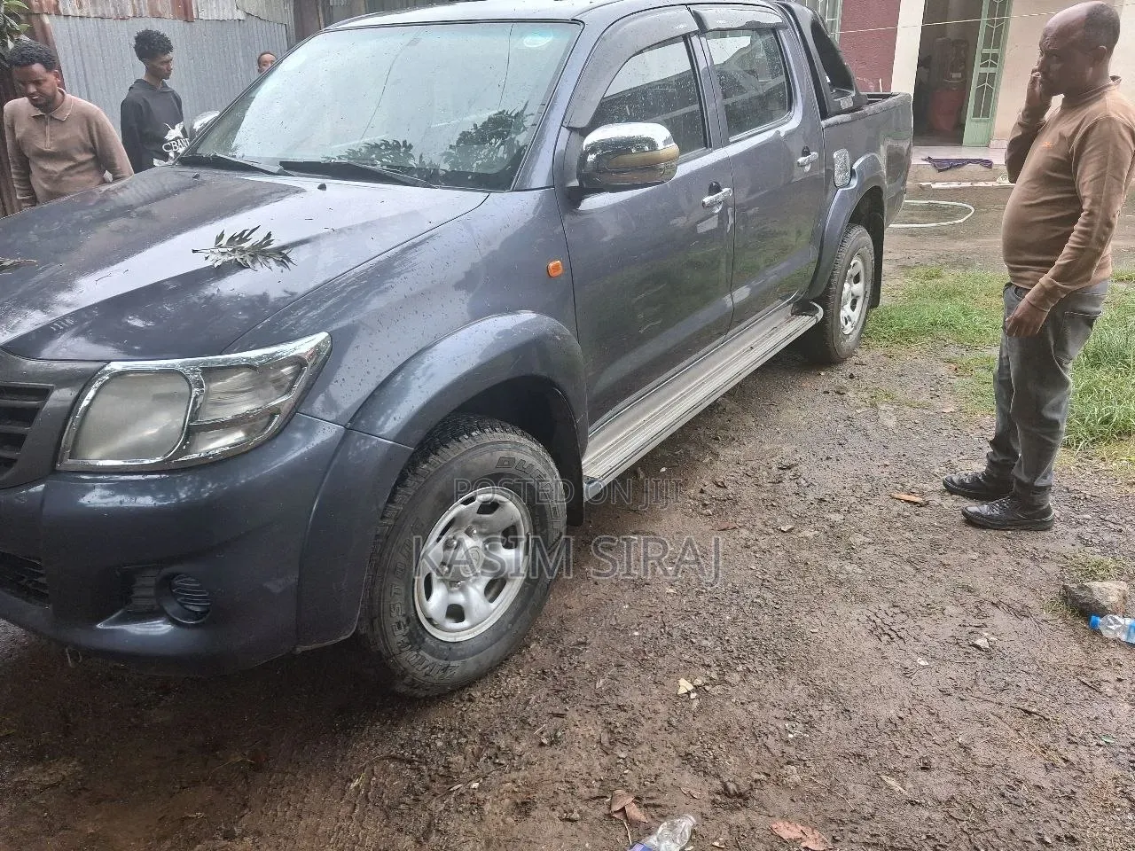 Toyota Hilux 2013 Gray