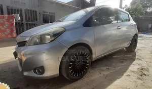 Toyota Yaris L Hatchback 3dr 2012 Gray