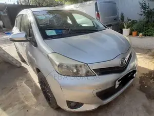 Toyota Yaris L Hatchback 3dr 2012 Gray