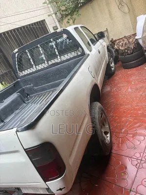 Toyota Hilux 2003 White