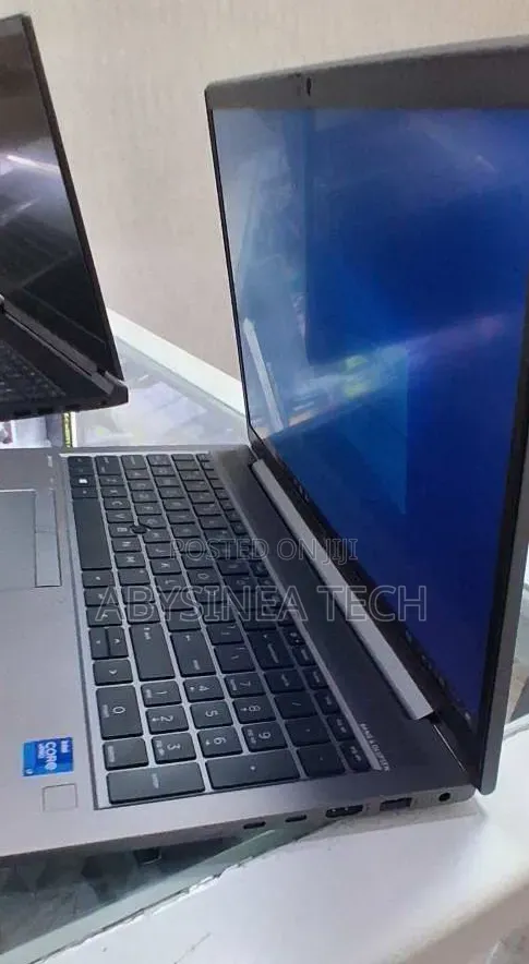 New Laptop HP ZBook Firefly G8 16GB Intel Core i7 SSD 512GB