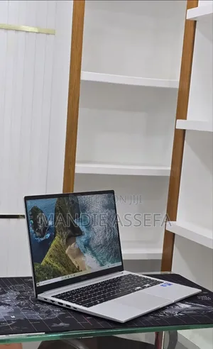 New Laptop Samsung Galaxy Book4 16GB Intel Core 7 SSD 512GB