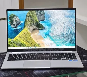 New Laptop Samsung Galaxy Book4 16GB Intel Core 7 SSD 512GB