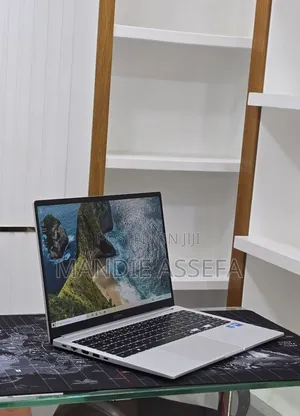 New Laptop Samsung Galaxy Book4 16GB Intel Core 7 SSD 512GB