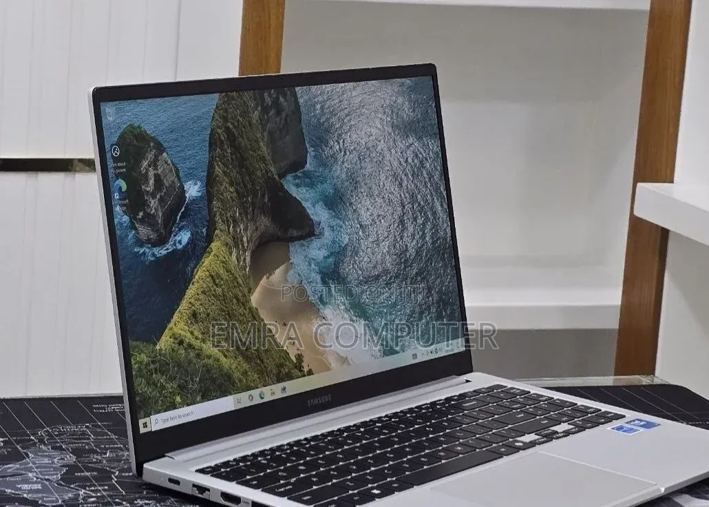 New Laptop Samsung Galaxy Book4 16GB Intel Core 7 SSD 512GB