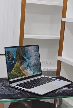 New Laptop Samsung Galaxy Book4 16GB Intel Core 7 SSD 512GB