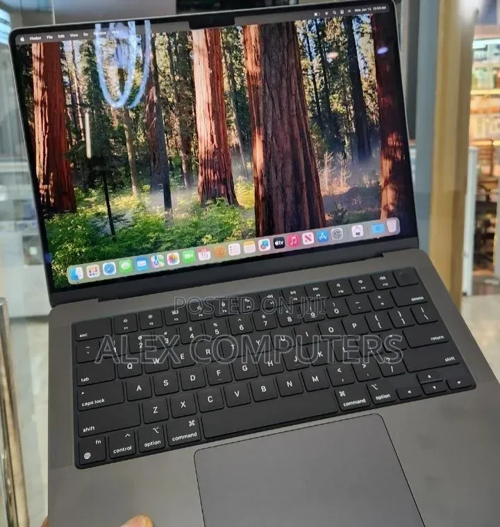 New Laptop Apple MacBook 18GB Apple M3 Pro SSD 512GB