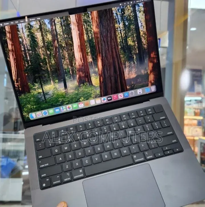 New Laptop Apple MacBook 18GB Apple M3 Pro SSD 512GB
