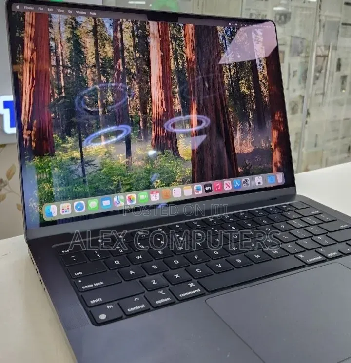 New Laptop Apple MacBook 18GB Apple M3 Pro SSD 512GB