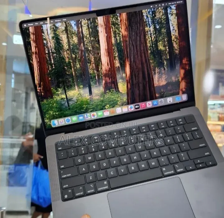 New Laptop Apple MacBook 18GB Apple M3 Pro SSD 512GB