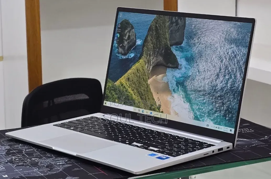 New Laptop Samsung Galaxy Book4 16GB Intel Core 7 SSD 512GB