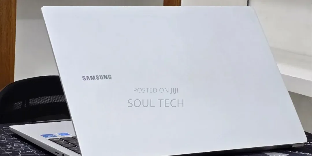 New Laptop Samsung Galaxy Book4 16GB Intel Core 7 SSD 512GB