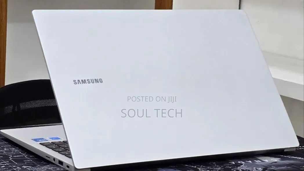 New Laptop Samsung Galaxy Book4 16GB Intel Core 7 SSD 512GB