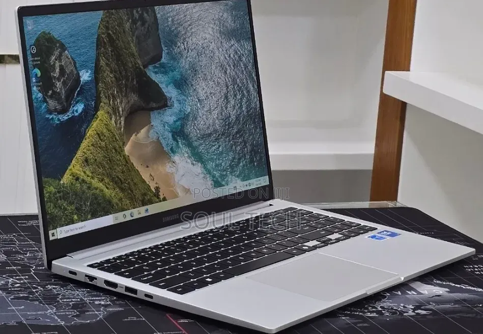 New Laptop Samsung Galaxy Book4 16GB Intel Core 7 SSD 512GB