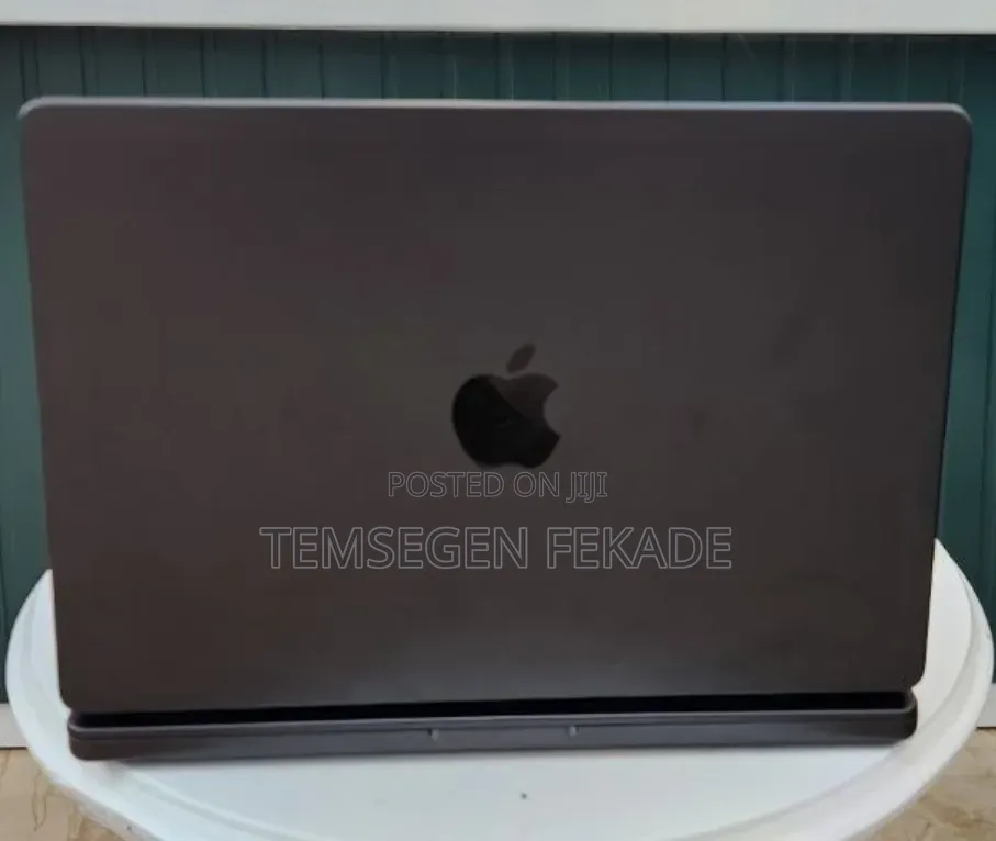 New Laptop Apple MacBook Pro 2023 M3 18GB Apple M3 Pro SSD 512GB
