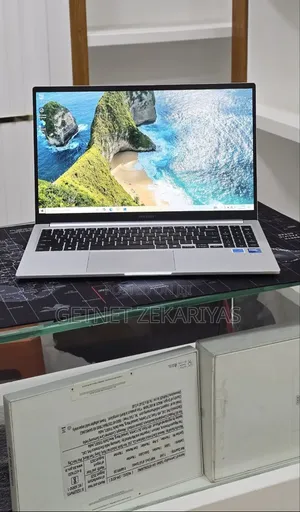 New Laptop Samsung Galaxy Book4 16GB Intel Core 7 SSD 512GB