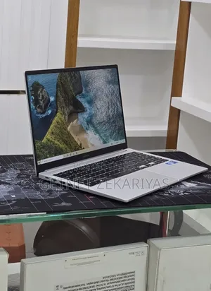 New Laptop Samsung Galaxy Book4 16GB Intel Core 7 SSD 512GB