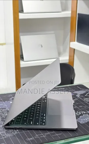 New Laptop Apple MacBook Pro 2022 M2 16GB Apple M2 SSD 512GB