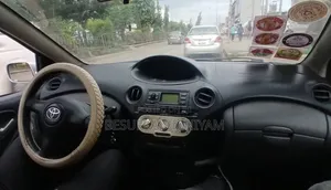 Toyota Vitz 2005 Silver
