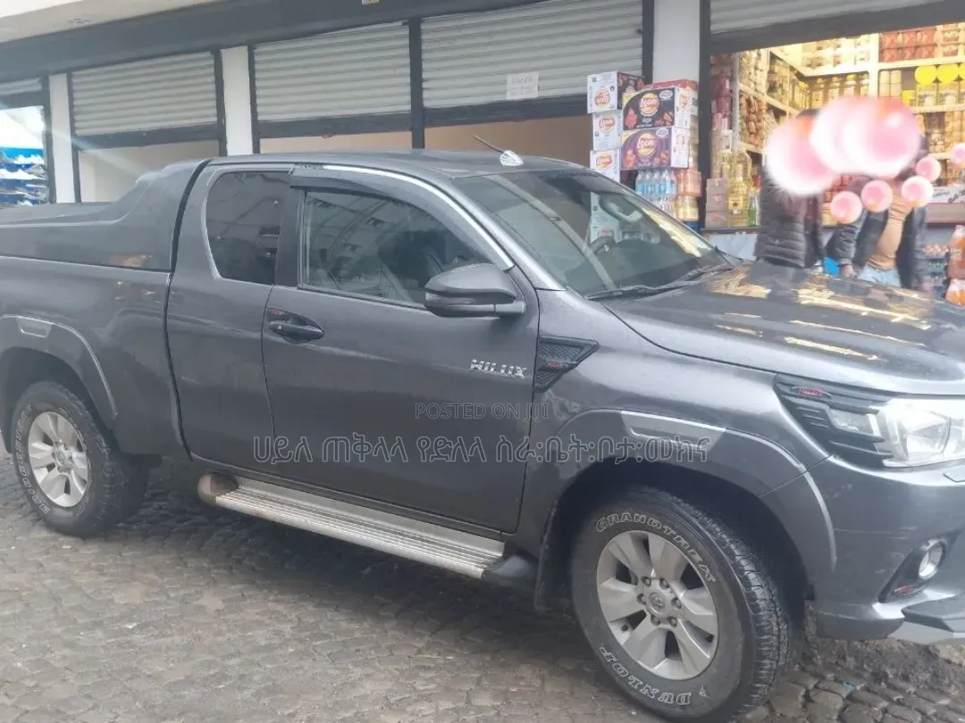 Toyota Hilux 2018 Maroon