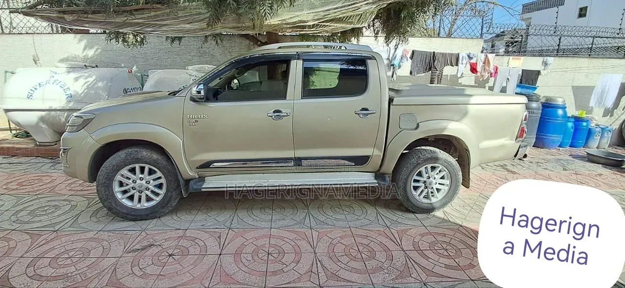 Toyota Hilux 2015 Gold
