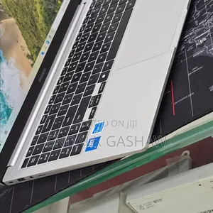 New Laptop Samsung Galaxy Book4 16GB Intel Core 7 SSD 512GB