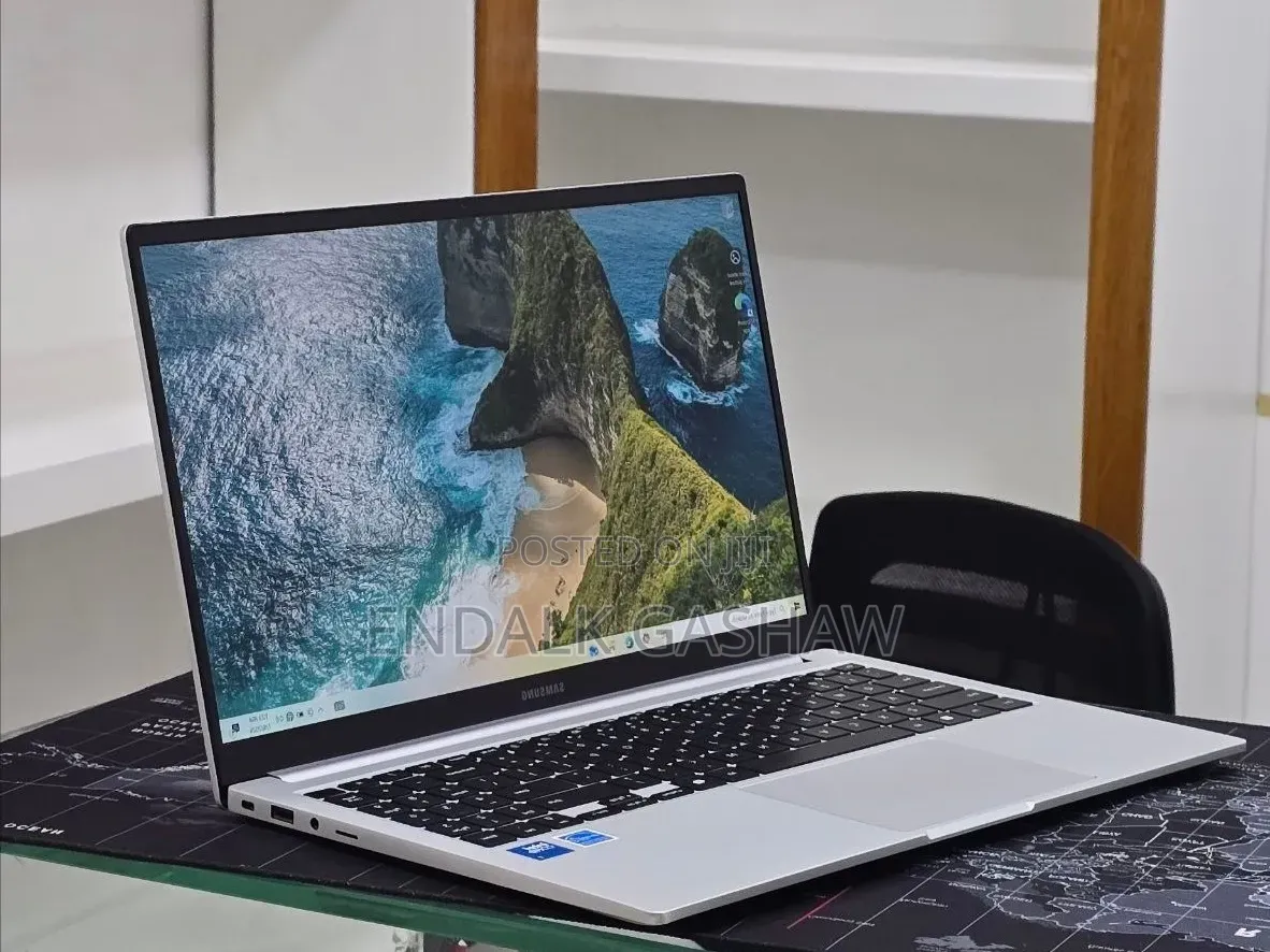 New Laptop Samsung Galaxy Book4 16GB Intel Core 7 SSD 512GB