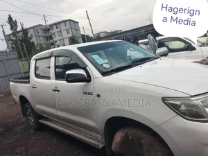 Toyota Hilux 2010 White