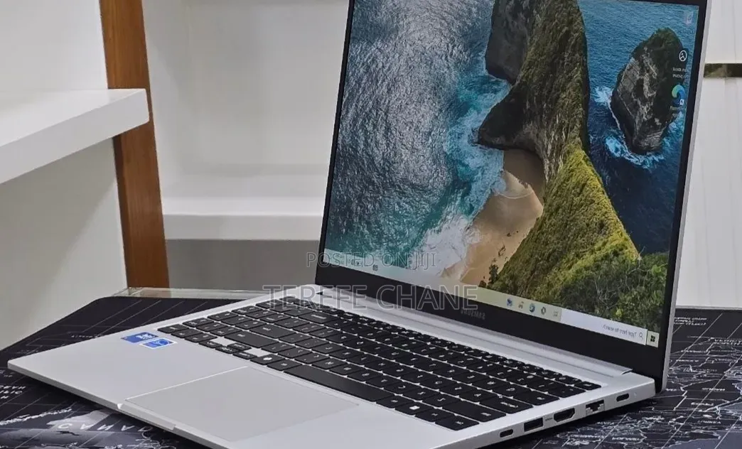 New Laptop Samsung Galaxy Book4 16GB Intel Core 7 SSD 512GB