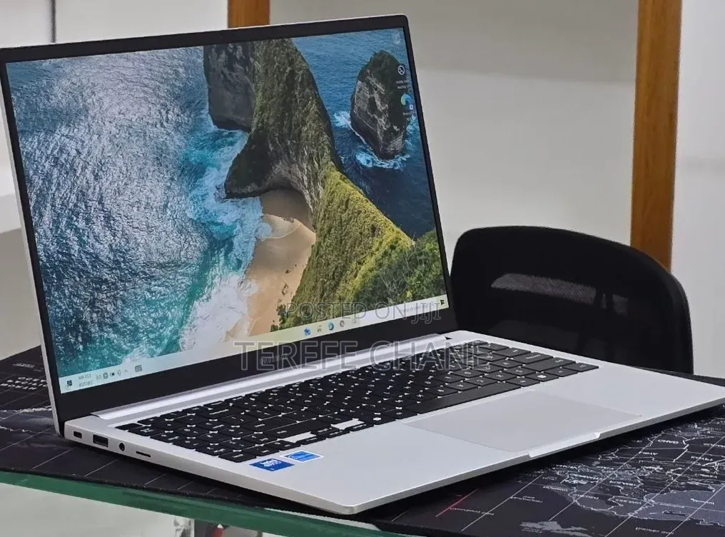New Laptop Samsung Galaxy Book4 16GB Intel Core 7 SSD 512GB