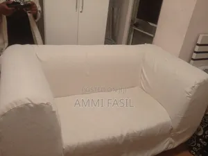 ሶፋ የተሰፋ ልብስ ያለው