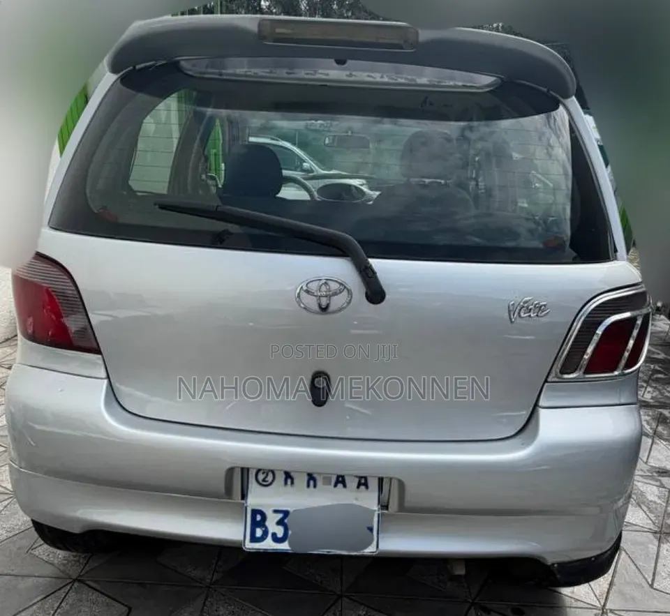 Toyota Vitz 2000 Silver