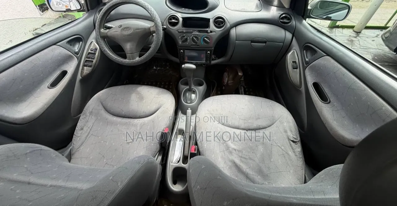 Toyota Vitz 2000 Silver