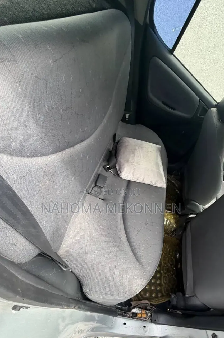 Toyota Vitz 2000 Silver