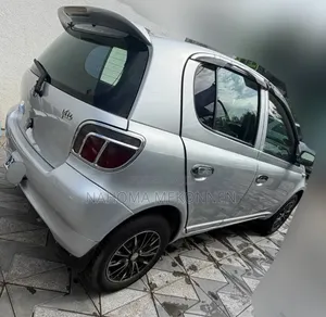 Toyota Vitz 2000 Silver