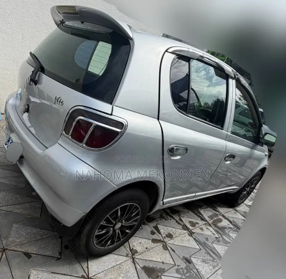 Toyota Vitz 2000 Silver