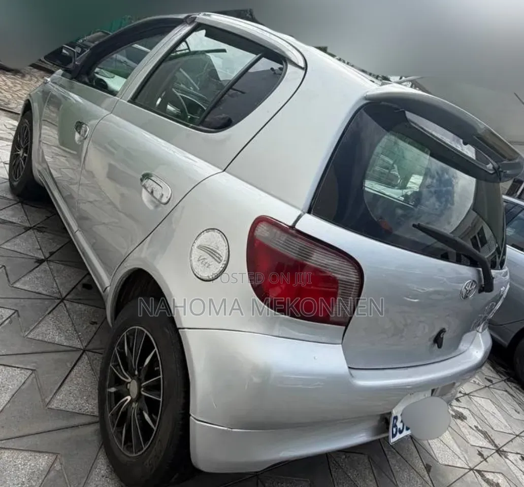 Toyota Vitz 2000 Silver