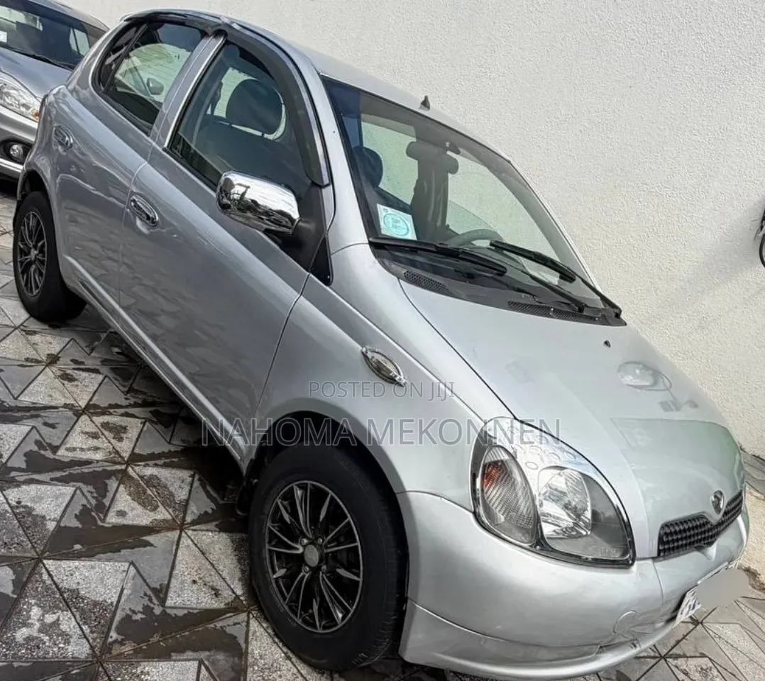Toyota Vitz 2000 Silver