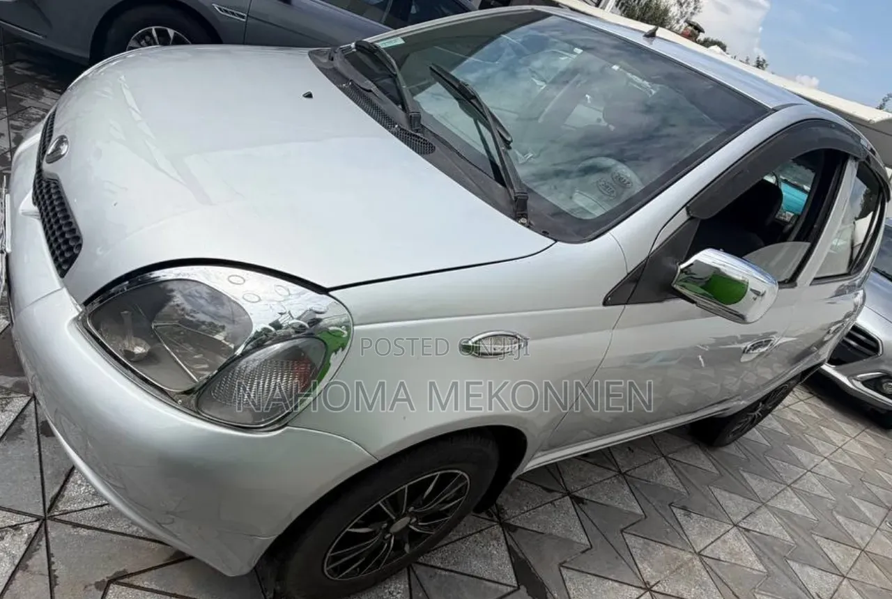 Toyota Vitz 2000 Silver