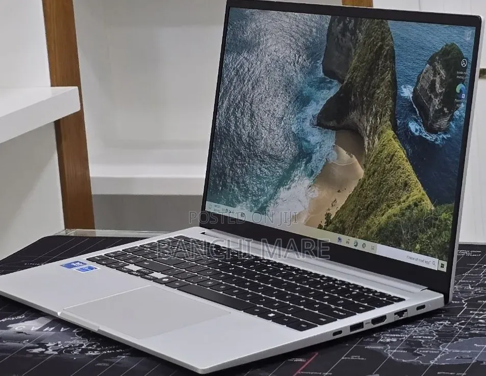 New Laptop Samsung Galaxy Book4 16GB Intel Core 7 SSD 512GB