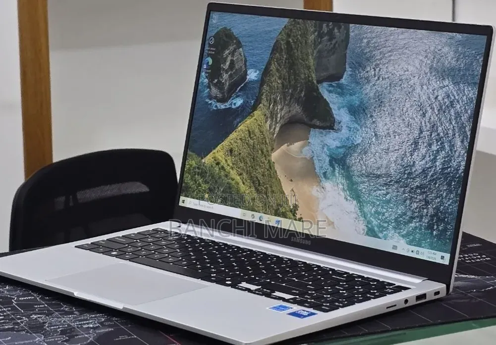New Laptop Samsung Galaxy Book4 16GB Intel Core 7 SSD 512GB