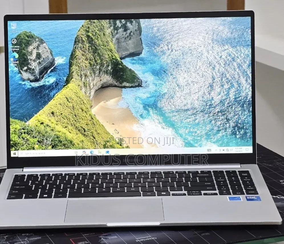 New Laptop Samsung Galaxy Book4 16GB Intel Core 7 SSD 512GB