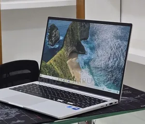 New Laptop Samsung Galaxy Book4 16GB Intel Core 7 SSD 512GB