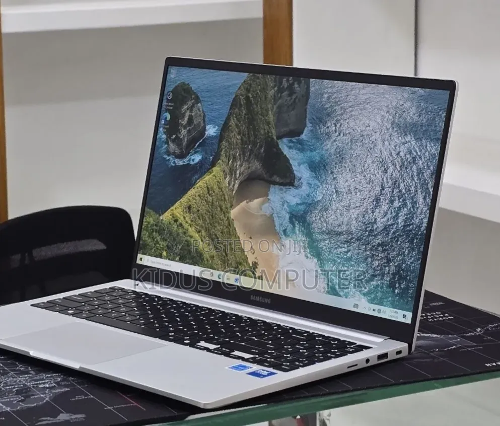 New Laptop Samsung Galaxy Book4 16GB Intel Core 7 SSD 512GB