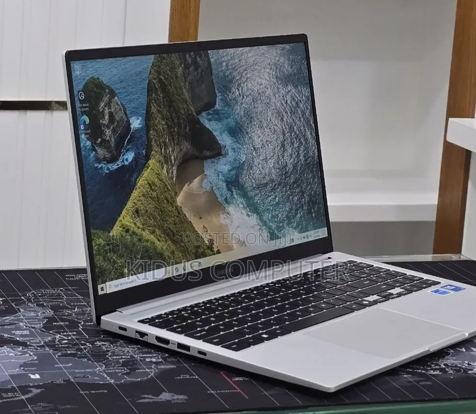 New Laptop Samsung Galaxy Book4 16GB Intel Core 7 SSD 512GB