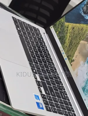 New Laptop Samsung Galaxy Book4 16GB Intel Core 7 SSD 512GB