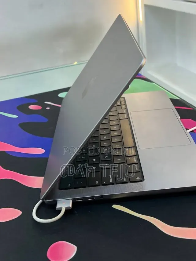 New Laptop Apple MacBook Pro 2024 M3 8GB Apple M3 SSD 512GB